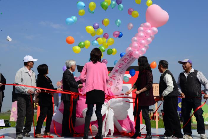 縣長李進勇、鄉長廖秋蓉、農會總幹事張鈺萱等人拉開巨大心型氣球，宣告2015雲林花海節甜蜜開幕