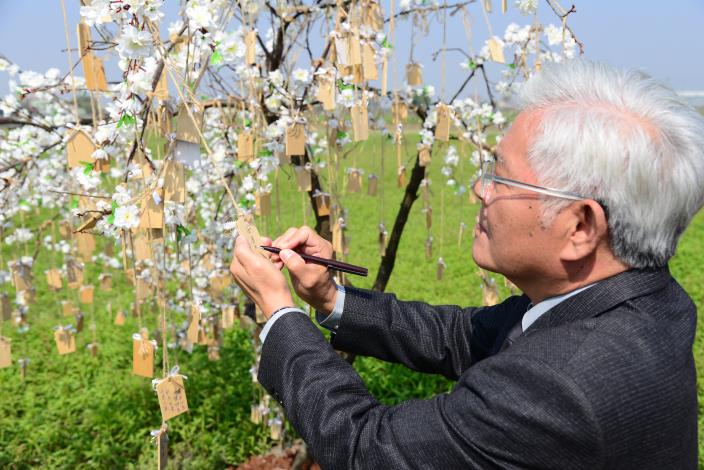 李進勇縣長參觀花海六大主題區，並在「戀戀莿桐の味」主題區許願樹寫下「安居樂業」願望