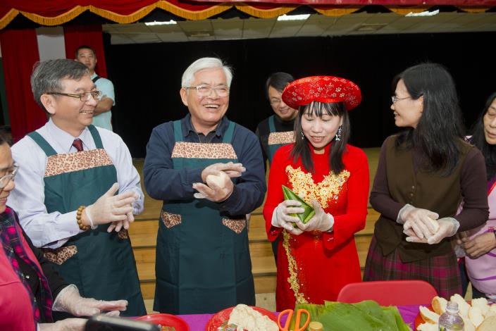 李縣長和越南籍的新媳婦一起作家鄉菜，體驗異國口味美食佳餚。