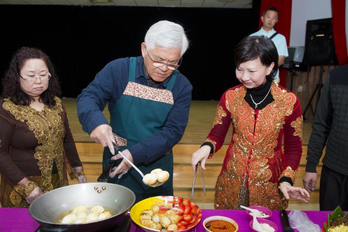 李縣長和印尼籍的新媳婦一起烹煮當地特色佳餚辣蛋，體驗異國美食。