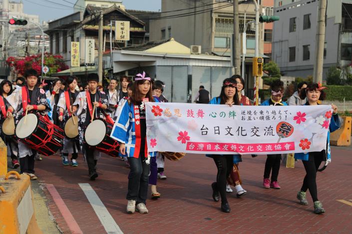 日本熊本縣表驗團體及雲林在地表演團體的踩街活動