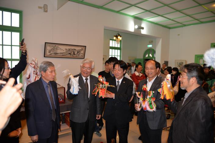 台南市長賴清德於簽書會前參觀虎尾布袋戲館