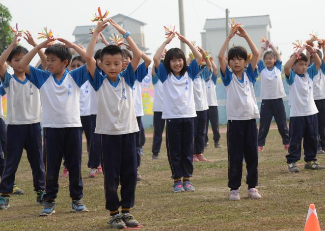 平和國小55周年校慶運動會，小朋友秀舞技。