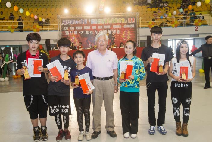104年度健康樂活青年飆舞尬舞暨社會、大專組全國競賽，李縣長親自頒獎給國高中個人組得獎者。