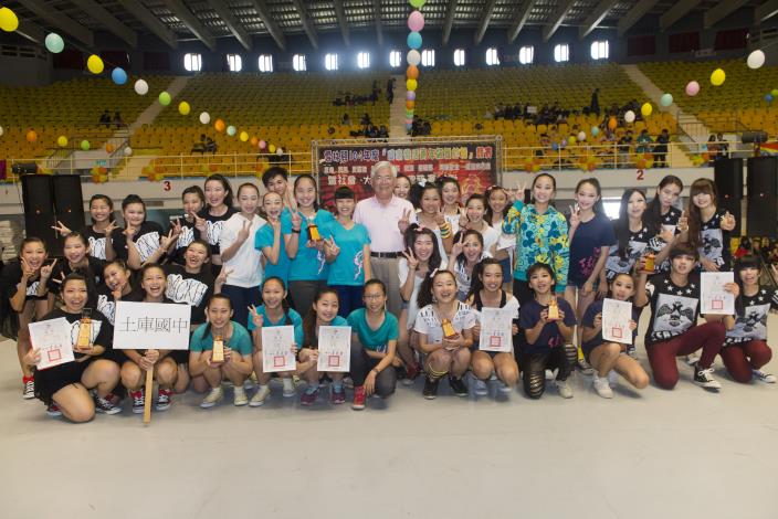 104年度健康樂活青年飆舞尬舞暨社會、大專組全國競賽，李縣長親自頒獎給國高中團體組得獎者。