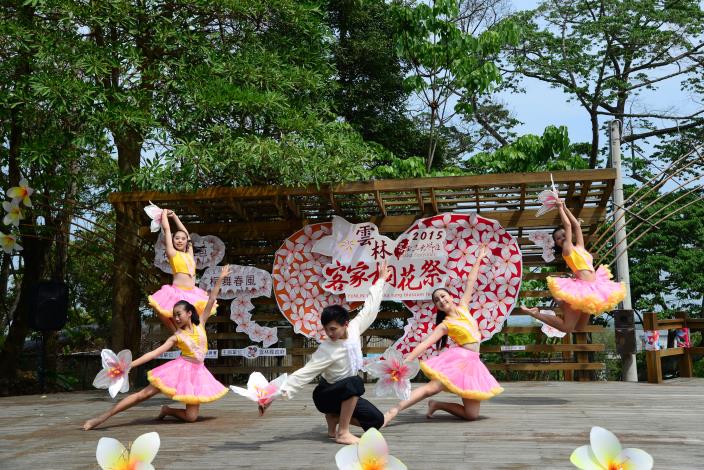 小豆豆舞蹈團以曼妙的舞姿搭配桐花道具，透過舞者輕盈的傳達，呈現桐花飛舞落入大地之美
