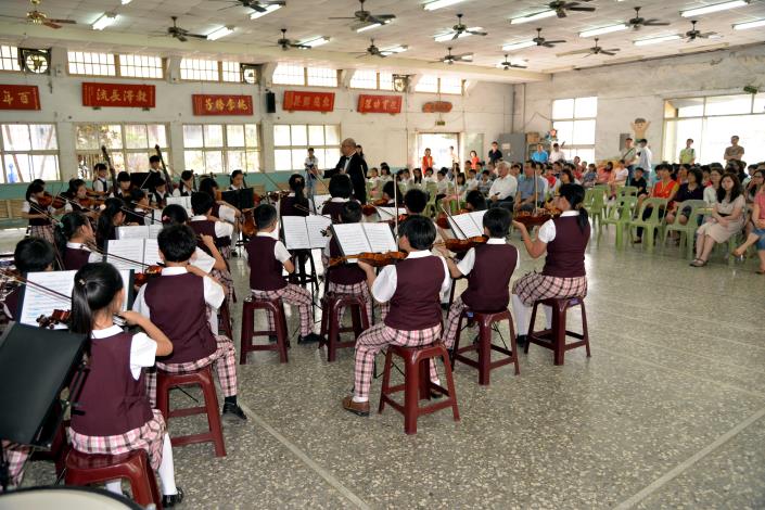 李縣長下午前往雲林國小、鎮西國小及斗南高中附設國中表揚音樂比賽績優團隊，並在現場聆賞同學的演奏。