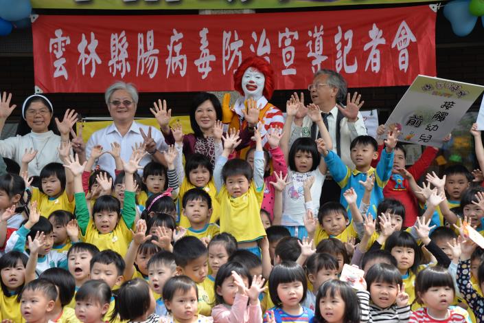斗南私立幼兒園「預防腸病毒，一起洗手趣」腸病毒防治活動合影 