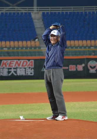 中華職棒聯盟統一獅移師斗六棒球場進行首場主場賽事，李縣長主持開球。