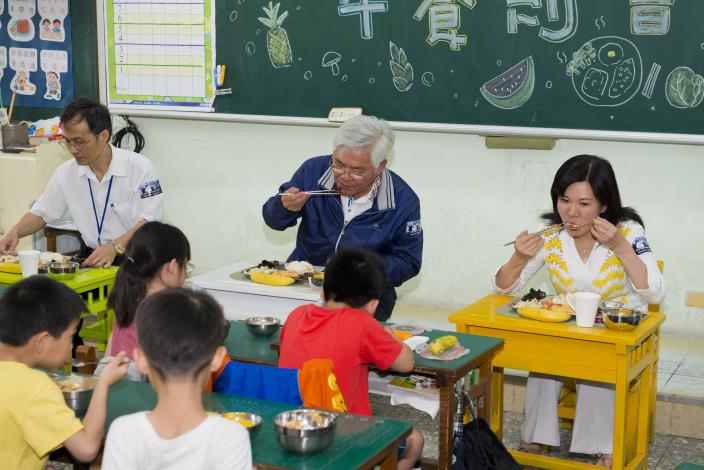 李縣長簽署2015雲林地球日「校園低碳飲食」承諾宣言後並與小朋友共進午餐