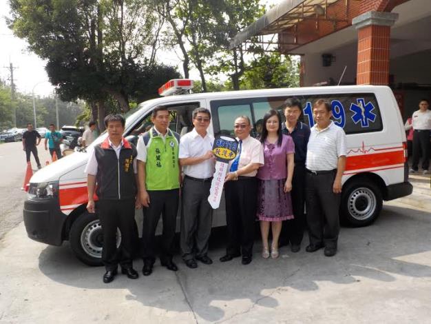 雄鐸公司捐贈救護車1