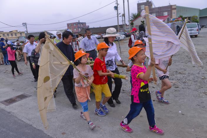 2015成龍溼地國際環境藝術節記者會，張副縣長與創作藝術家、當地國小小朋友一起把藝術品移至村內各地。