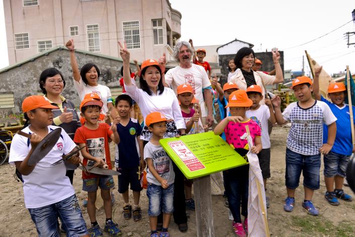 2015成龍溼地國際環境藝術節記者會，張副縣長與創作藝術家、當地國小小朋友一起把藝術品移至村內各地。