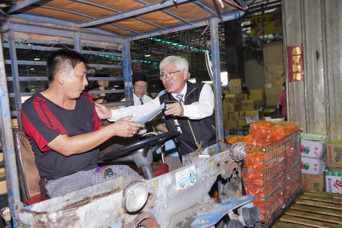 李縣長在記者會後進入果菜市場內宣導電動搬運車及電動機車，並分送宣導單鼓勵大家重視環保。