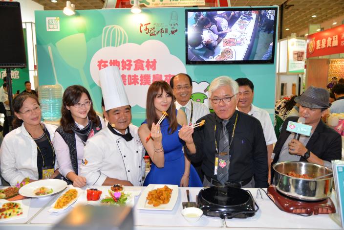李縣長與藝人阿喜在台北國際食品展攜手推薦「雲林物產」