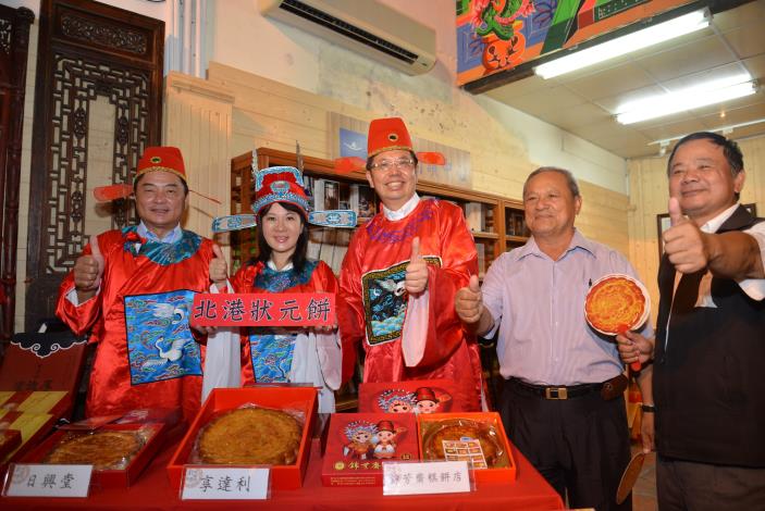 要將北港大餅形塑成台灣第一的餻餅伴手禮，3日上午雲林縣政府與北港形象商圈合力推出「北港狀元餅」。