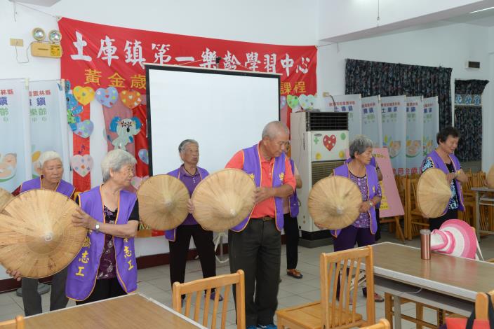 樂齡學習中心的老伙伴們即興表演舞蹈