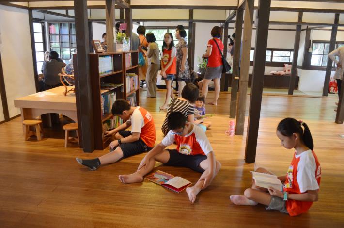 土庫故事屋環境舒適，小朋友搶先享受在屋內閱讀。