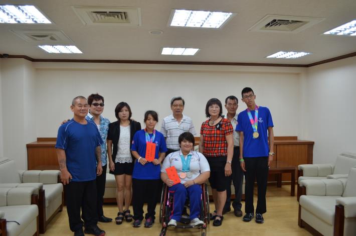 林資惠、張怡玟及陳春傑等選手在他們家人及教育處長邱孝文陪同受獎。