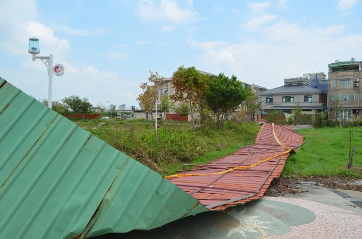 虎尾大成重劃區滯洪池圍籬因蘇迪勒颱風倒塌。