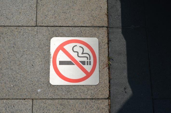 地上禁菸標示
