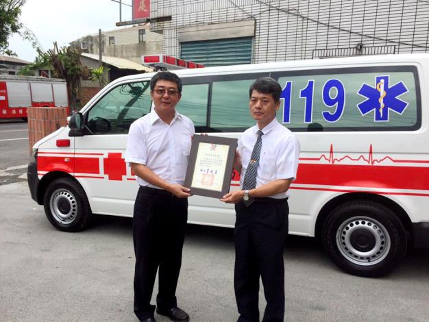 消防局長戴天星致贈感謝狀給何上苑先生。