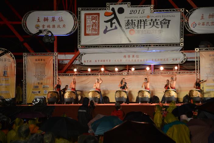 九天民俗技藝團開幕戰鼓，民眾冒雨也要觀賞。