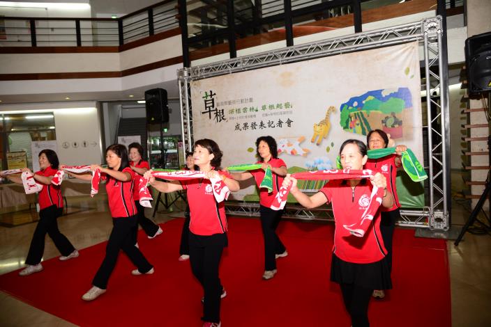 虎尾鎮埒內社區帶來毛巾舞蹈演出