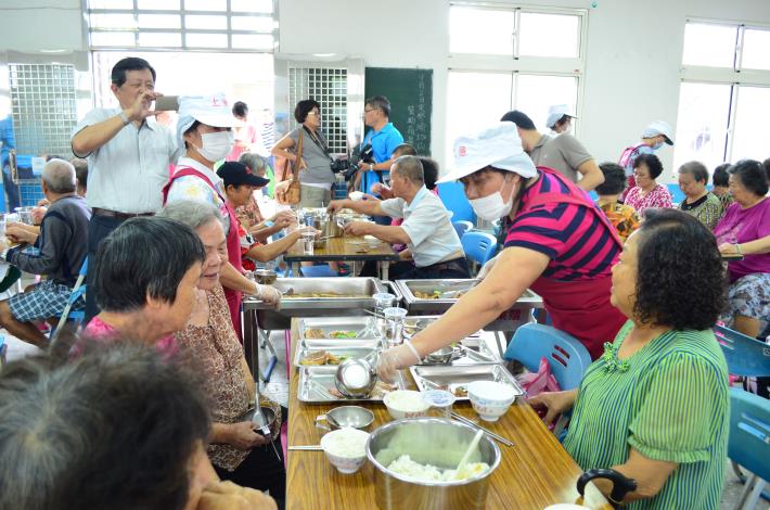 社區志工為長者打菜。