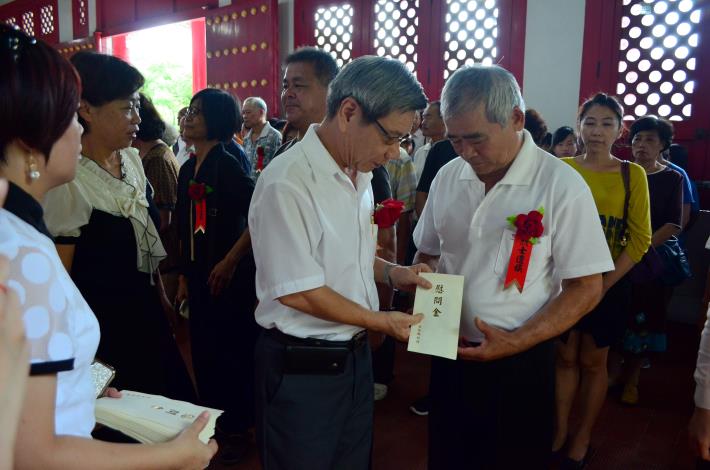 秘書長代表李進勇縣長發放遺族慰問金，向烈士遺族致意。