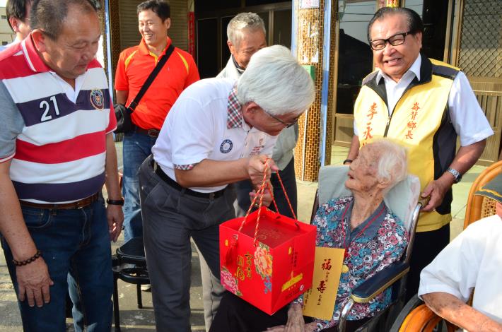 李縣長探望縣內最高壽108歲人瑞廖黃執女士。