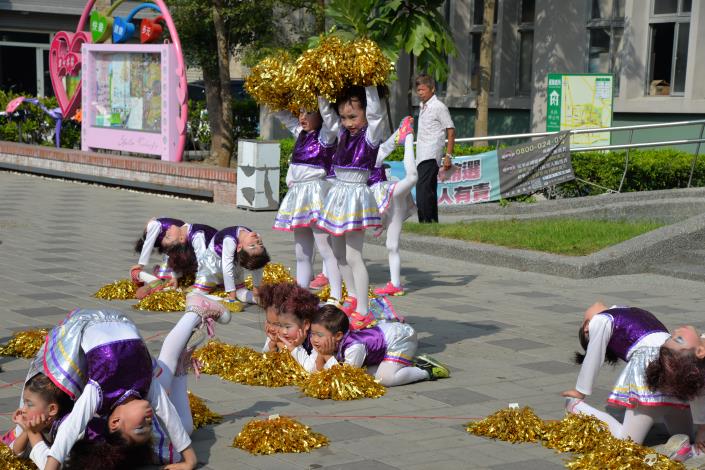 水林鄉公所幼童表演踩踩踩。