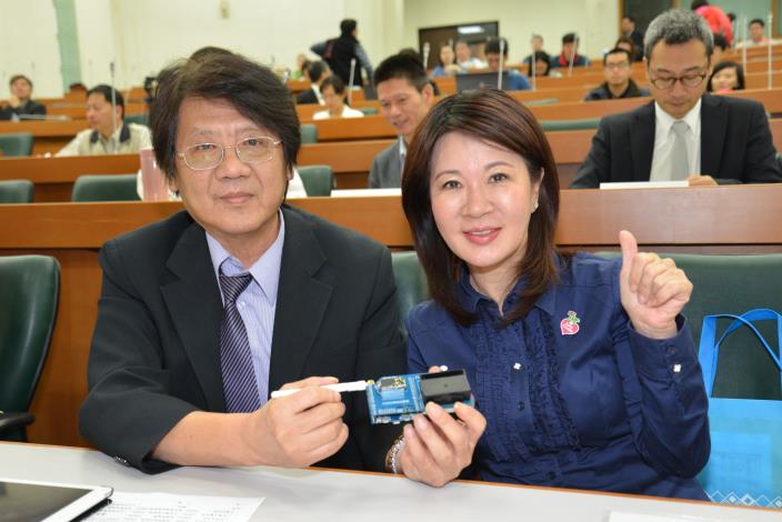 環保署監資處處長蔡俊鴻展示攜帶式PM2.5偵測儀器