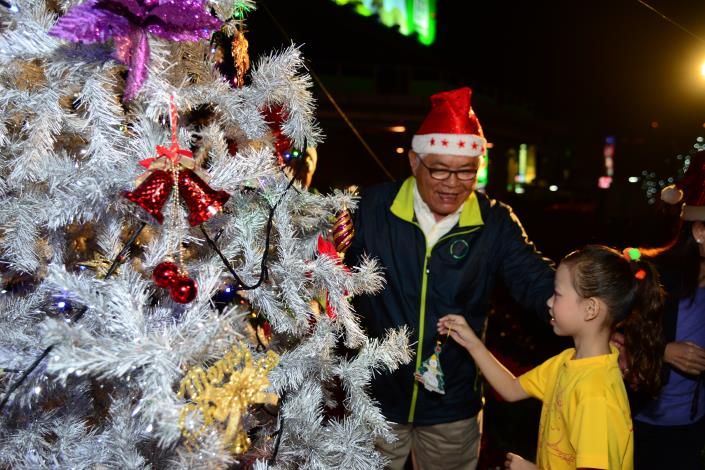 李縣長帶領現場小朋友與民眾在耶誕樹上掛上祈願卡