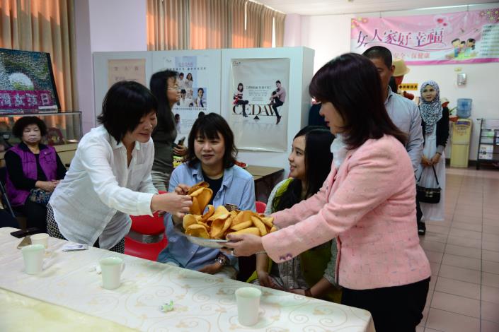 現場由各婦女團體自備餐點印尼蝦餅等美食。