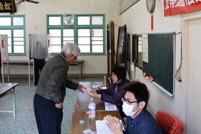 縣長李進勇16上午到虎尾鎮老人會投開票所投票。