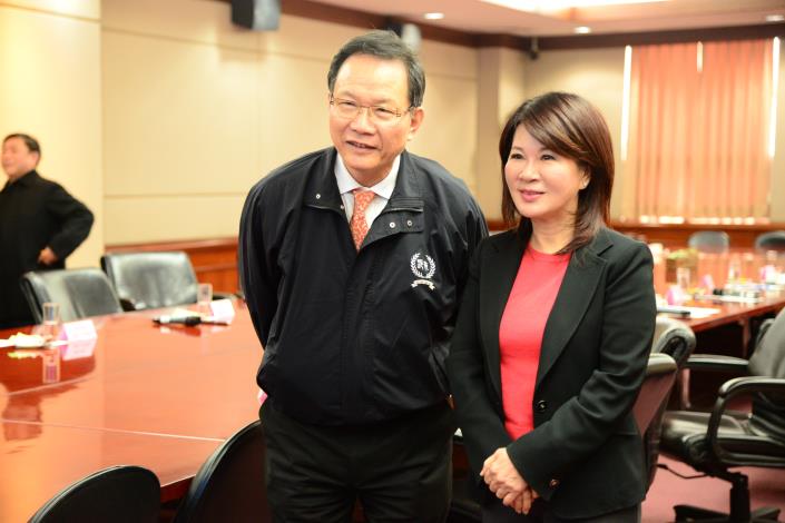 副縣長張皇珍與台塑林健男董事長共同主持平台會議。