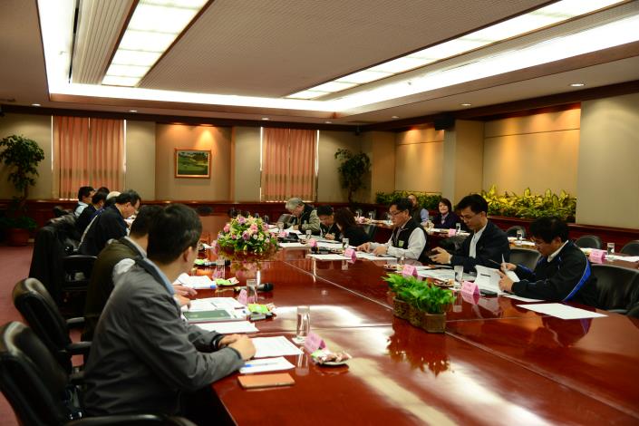 縣府在台塑行政大樓召開平台會議。