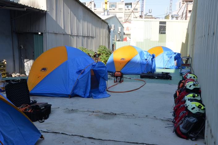 救難人員於民宅空地間搭帳棚駐紮，協助台南市政府救援。