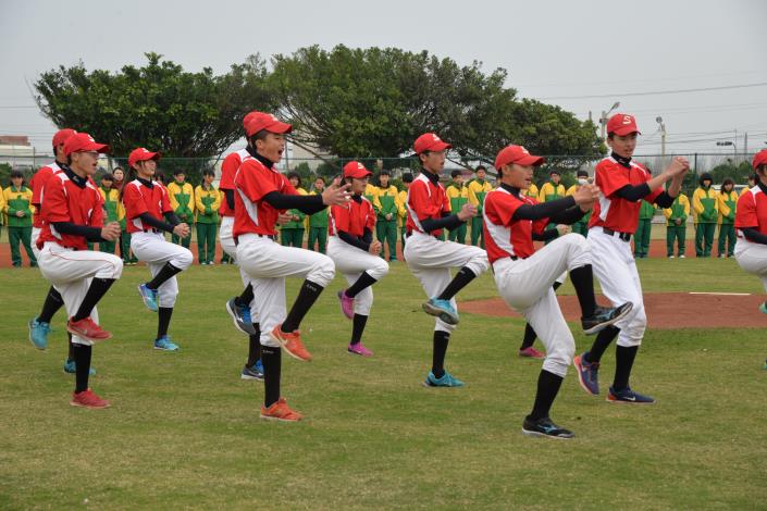 慢速壘球隊員表演平常練習暖身的「戰舞」歡迎縣長李進勇。