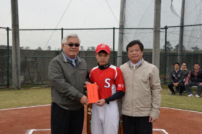 縣長李進勇頒發獎金給四湖國中慢速壘球隊，嘉勉其連續三年獲得冠軍殊榮。