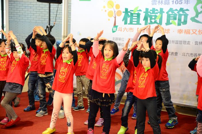 兒皇宮幼稚園小朋友表演「愛心樹遍人間」及「幸福的臉」，歌詞內容點出種樹的好處。