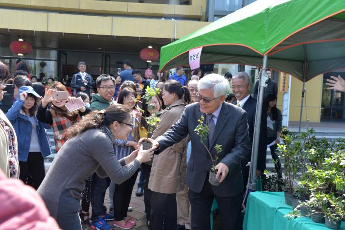 今日在縣府廣場贈送樹苗，包括茶花、杜鵑等，前來索取的民眾踴躍。