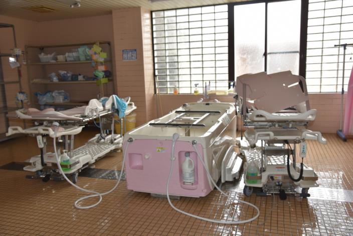 日本長照保險制度隨著社會的變遷修改其作法，包括要減少醫院的醫療病床總數，將其中一成轉換為在家或長照機構療養。