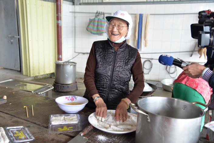 90歲的志工林奶奶也在其中備餐，身體硬朗的她表示，很開心食堂開張，來此與大家交誼，實踐老人為老人服務。