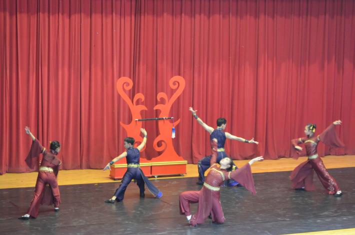 雲林國中舞蹈班以舞碼「襲」迎賓