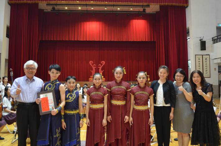 李縣長頒獎給雲林國中舞蹈班學生