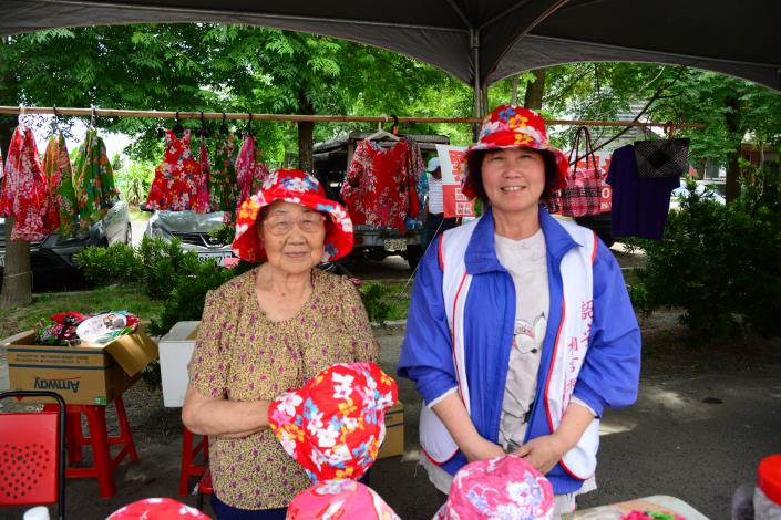 鹽園社區協會高達86歲長者，更以客家花布意象自製帽子，作工精巧，別具特色。