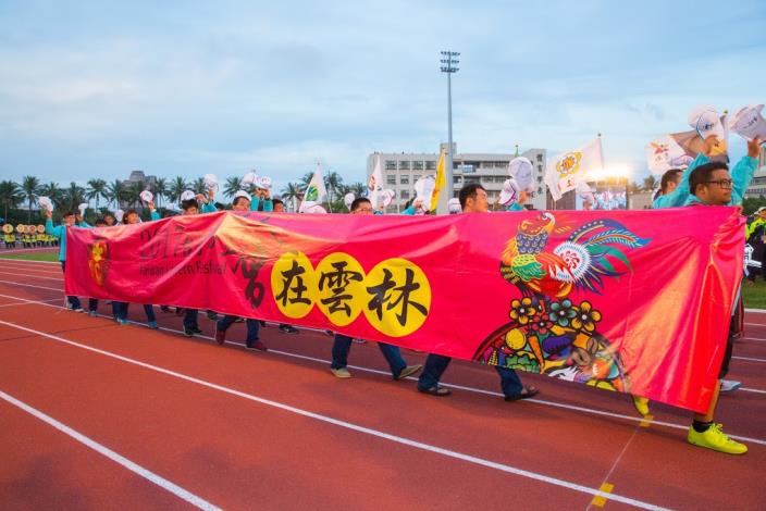 代表團拉著「2017台灣燈會在雲林」的紅色布條，邀請全國的好朋友一起到雲林遊山玩水看花燈。