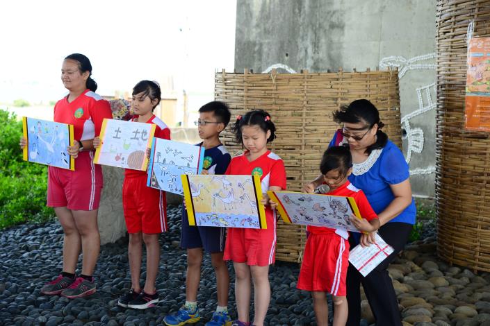 成龍國小學生們也以「翻轉30，在成龍預見未來」主題，繪製未來明信片贈送給李縣長，上頭寫滿對濕地的期待及愛護之情。